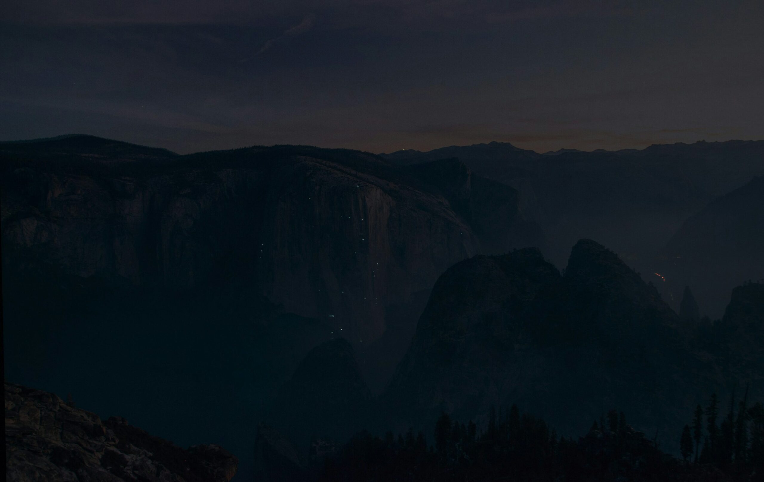 montagne pendant la nuit
