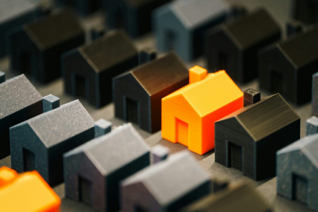Une seule maison lumineuse se démarque des autres.