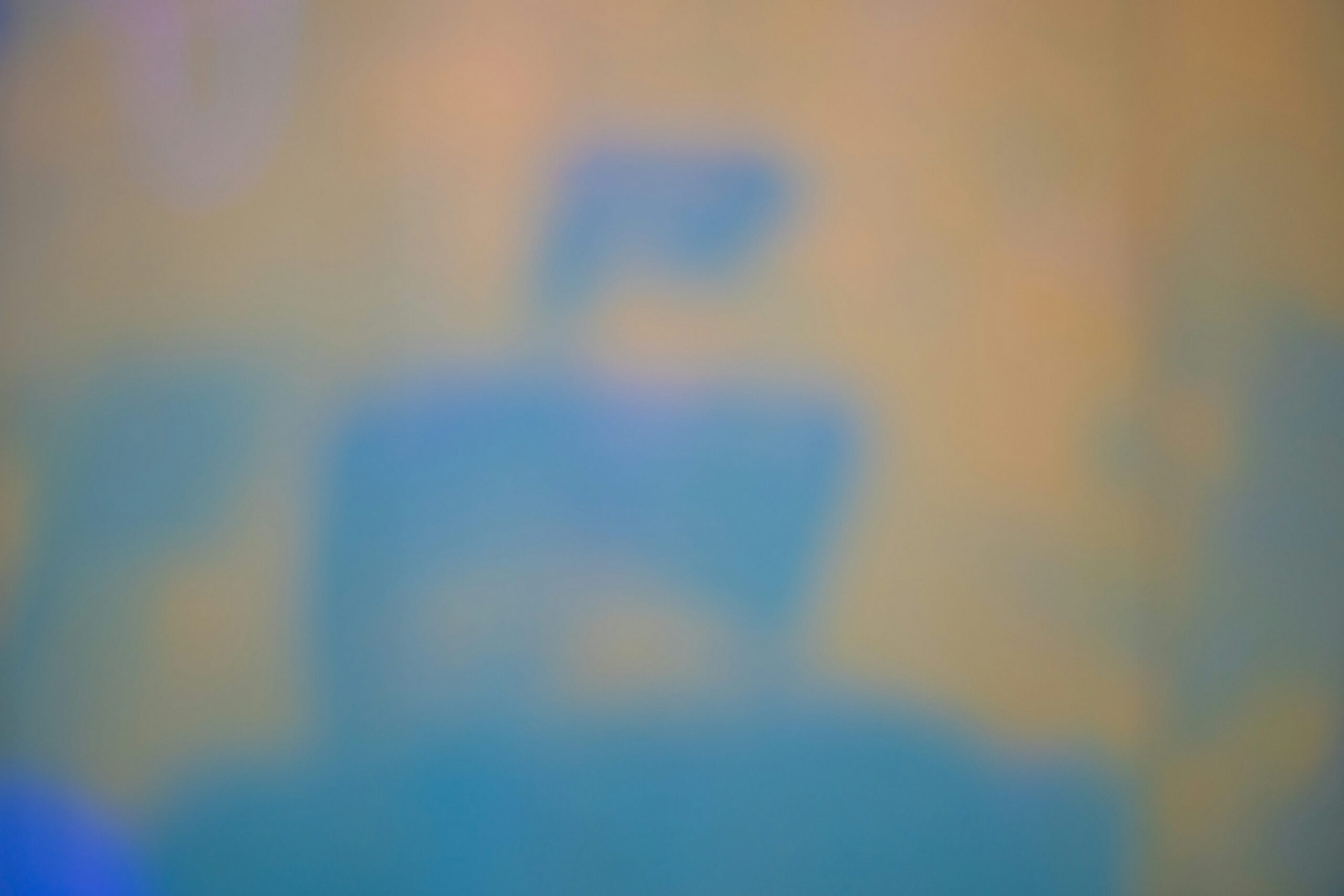 une photo floue d’un objet bleu