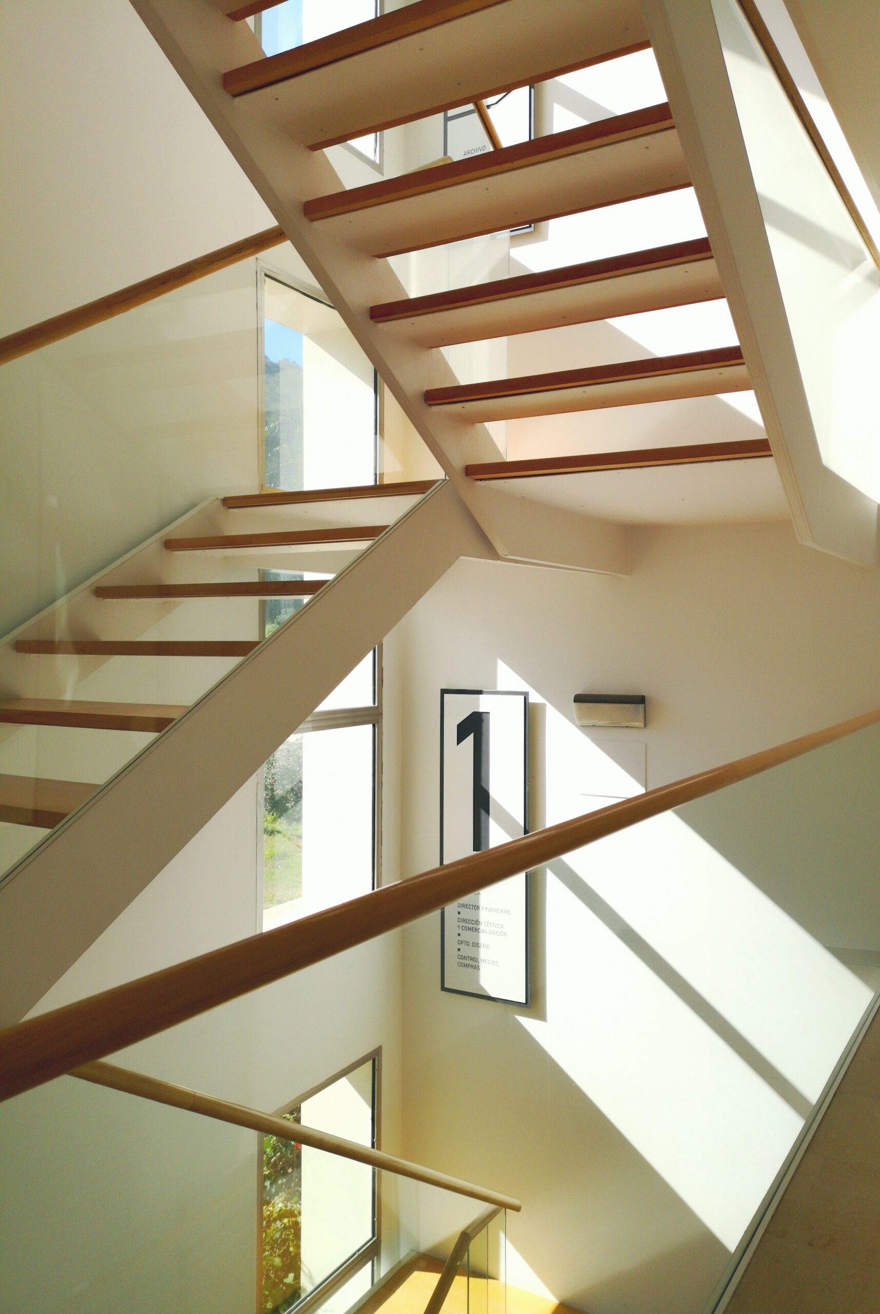 Escalier en bois brun près du mur blanc