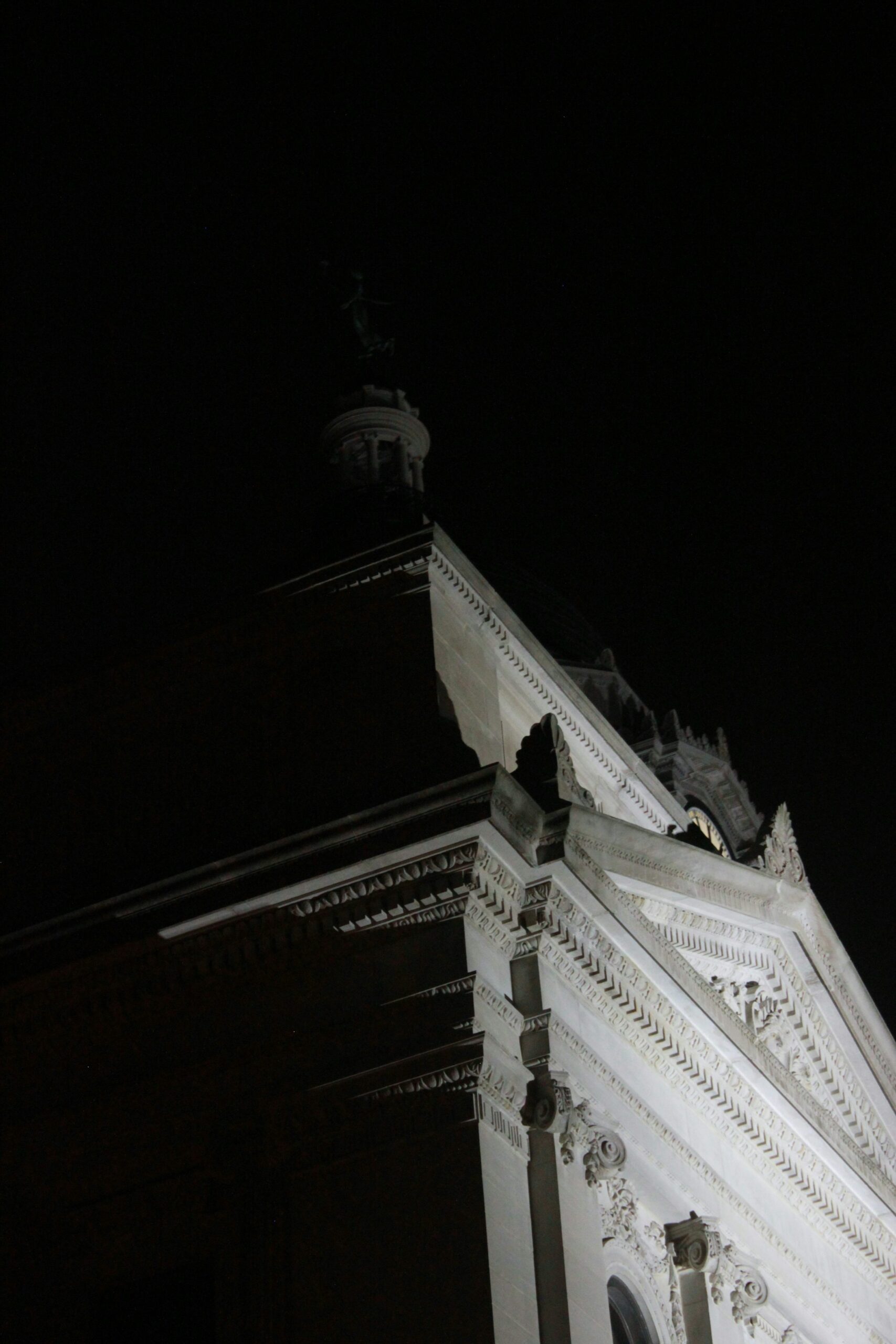 bâtiment en béton blanc pendant la nuit