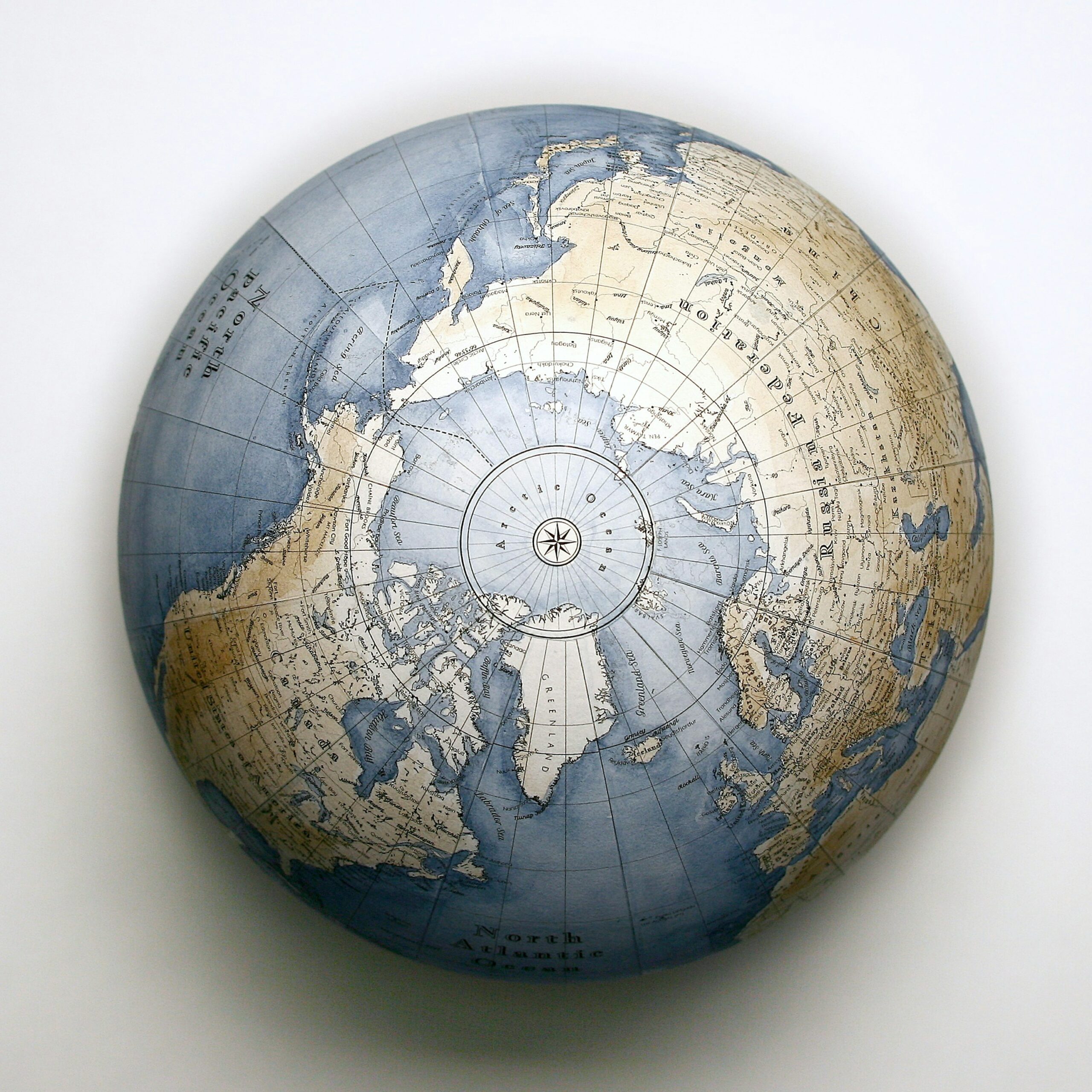 globe brun et noir sur table blanche