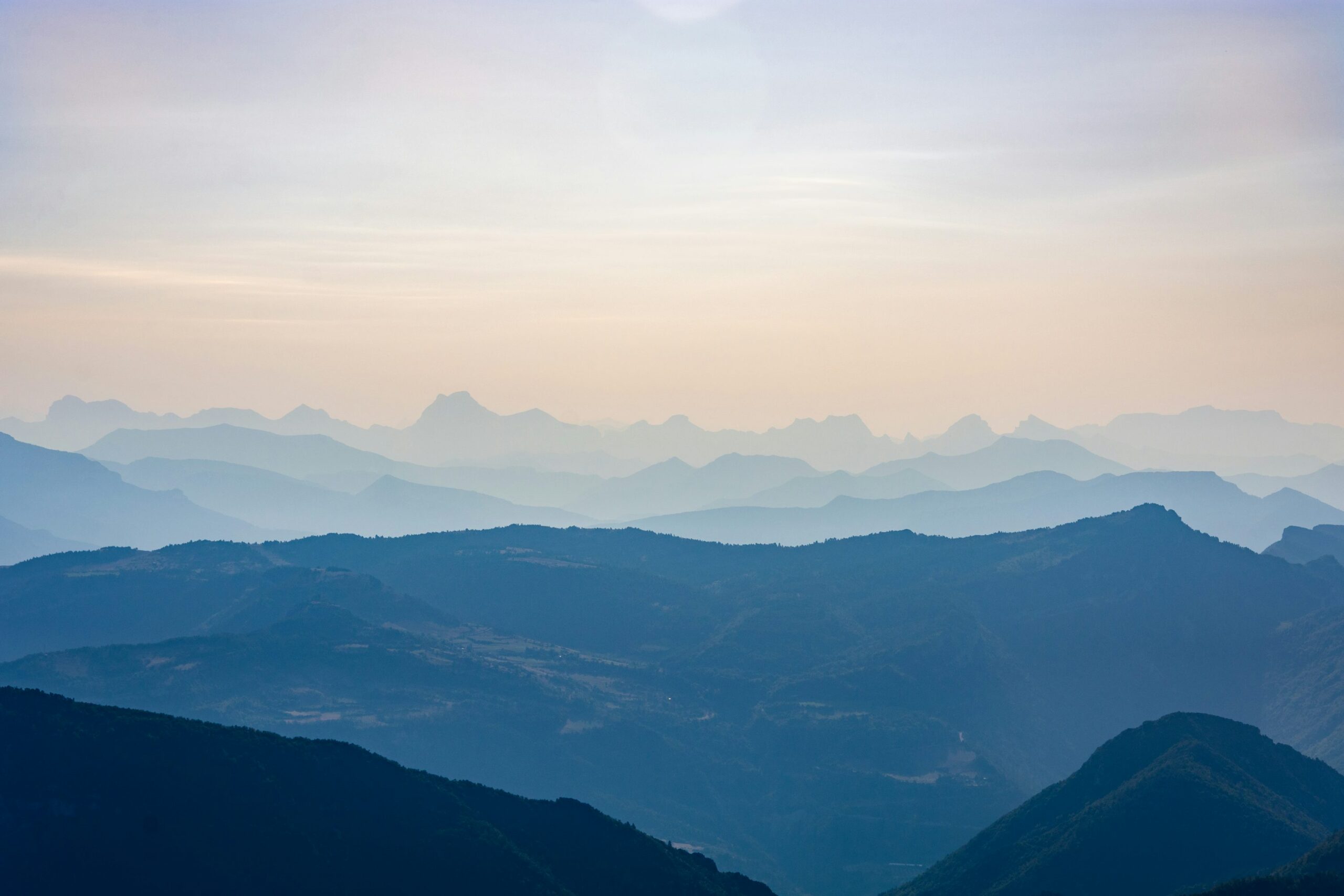 montagnes sous des nuages blancs pendant la journée